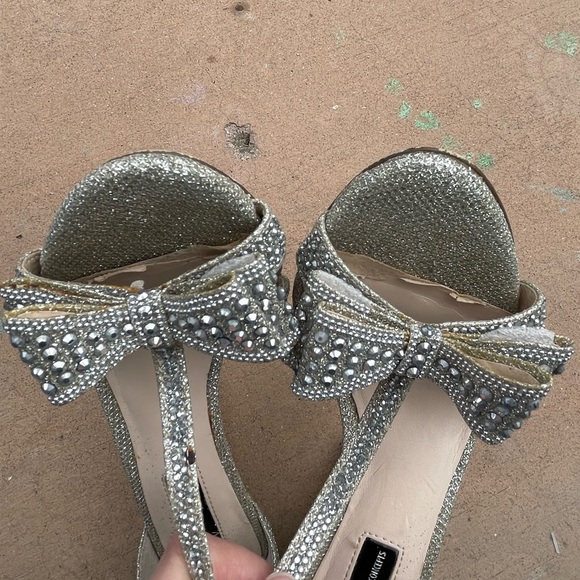 Inc silver rhinestone strappy heel with bows SZ7.5- flaw-missing stone + peeling - Picture 7 of 8